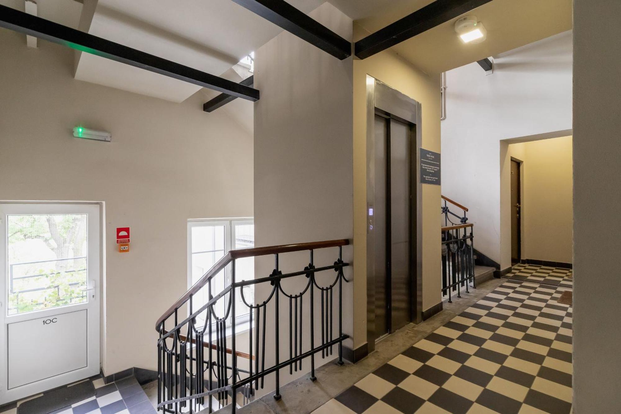 Dietla With A Mezzanine In The Center Of By Renters